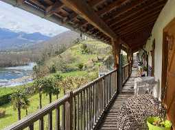 Beautiful Property with Mountain Views and Guest House 35 minutes south of Pau